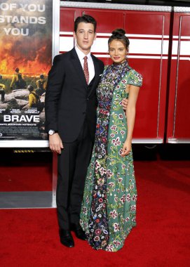 'Sadece Regency Köyü tiyatro Westwood, ABD'de 8 Ekim 2017 düzenlenen cesur' in Miles Teller ve Keleigh Sperry, Los Angeles premiere.