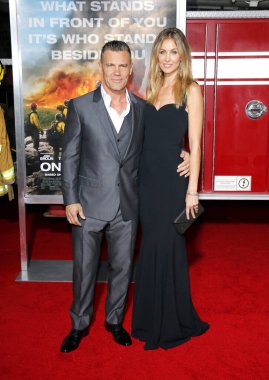 'Sadece Regency Köyü tiyatro Westwood, ABD'de 8 Ekim 2017 düzenlenen cesur', Josh Brolin ve Kathryn Boyd, Los Angeles premiere.