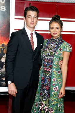'Sadece Regency Köyü tiyatro Westwood, ABD'de 8 Ekim 2017 düzenlenen cesur' in Miles Teller ve Keleigh Sperry, Los Angeles premiere.