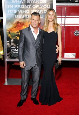 'Sadece Regency Köyü tiyatro Westwood, ABD'de 8 Ekim 2017 düzenlenen cesur', Josh Brolin ve Kathryn Boyd, Los Angeles premiere.