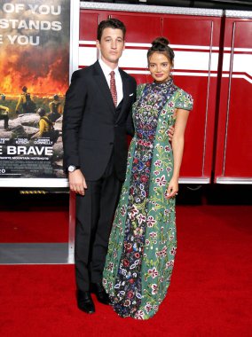 'Sadece Regency Köyü tiyatro Westwood, ABD'de 8 Ekim 2017 düzenlenen cesur' in Miles Teller ve Keleigh Sperry, Los Angeles premiere.