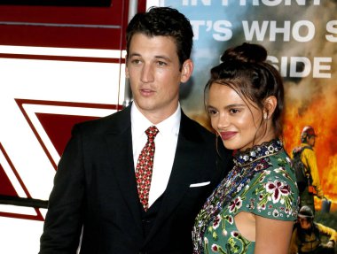 'Sadece Regency Köyü tiyatro Westwood, ABD'de 8 Ekim 2017 düzenlenen cesur' in Miles Teller ve Keleigh Sperry, Los Angeles premiere.