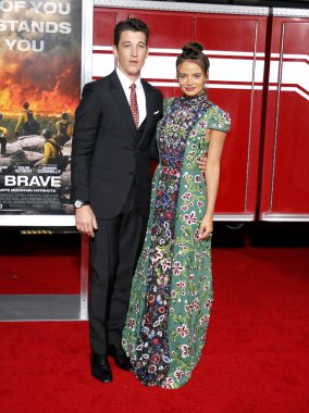 'Sadece Regency Köyü tiyatro Westwood, ABD'de 8 Ekim 2017 düzenlenen cesur' in Miles Teller ve Keleigh Sperry, Los Angeles premiere.