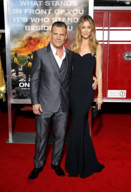 'Sadece Regency Köyü tiyatro Westwood, ABD'de 8 Ekim 2017 düzenlenen cesur', Josh Brolin ve Kathryn Boyd, Los Angeles premiere.