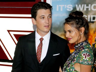 'Sadece Regency Köyü tiyatro Westwood, ABD'de 8 Ekim 2017 düzenlenen cesur' in Miles Teller ve Keleigh Sperry, Los Angeles premiere.