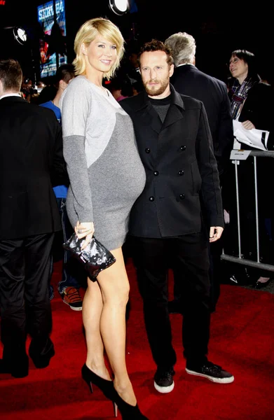 HOLYWOOD, CA - NOVEMBER 09, 2009: Jenna Elfman ve Bodhi Elfman, 9 Kasım 2009 'da Hollywood, ABD' deki El Capitan Tiyatrosu 'nda düzenlenen' Old Dogs 'filminin dünya prömiyerinde.