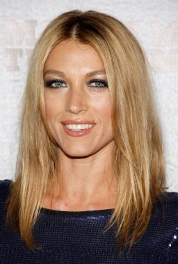 Hollywood, Ca - Mart 08, 2010: Natalie Zea Fx's 'Justified' Hollywood Dga Tiyatrosu'nda düzenlenen galasında, Abd Mart'ta 8, 2010.