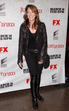 HOLYWOOD, CA - 08 Mart 2010: Katey Sagal, 8 Mart 2010 'da ABD' nin Hollywood kentindeki DGA Tiyatrosu 'nda düzenlenen FX' in 'Justified' gösteriminde.