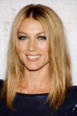 Hollywood, Ca - Mart 08, 2010: Natalie Zea Fx's 'Justified' Hollywood Dga Tiyatrosu'nda düzenlenen galasında, Abd Mart'ta 8, 2010.