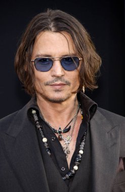 Johnny Depp, 7 Mayıs 2012 'de Hollywood' daki Grauman 'ın Çin Tiyatrosu' nda düzenlenen Dark Shadows 'un Los Angeles galasında.  