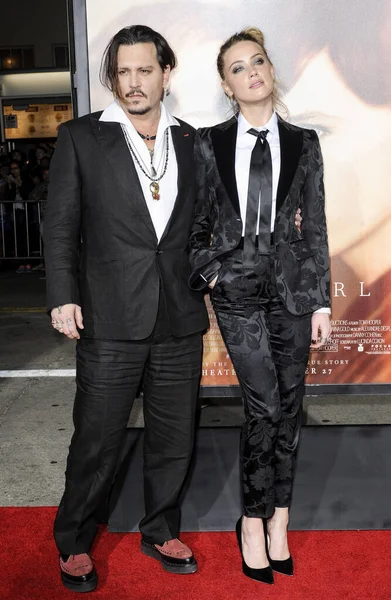 Johnny Depp ve Amber Heard, 21 Kasım 2015 'te Westwood, ABD' deki Westwood Village Tiyatrosu 'nda düzenlenen' Danimarkalı Kız 'filminin Los Angeles galasında.