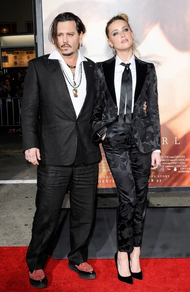Johnny Depp ve Amber Heard, 21 Kasım 2015 'te Westwood, ABD' deki Westwood Village Tiyatrosu 'nda düzenlenen' Danimarkalı Kız 'filminin Los Angeles galasında.