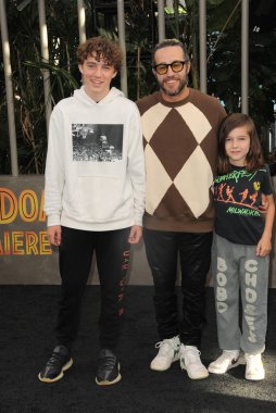 Bronx Wentz, Pete Wentz ve Saint Lazslo Wentz, 6 Haziran 2022 'de ABD' nin Hollywood kentindeki TCL Çin Tiyatrosu 'nda düzenlenen' Jurassic World Dominion 'un Los Angeles galasında.