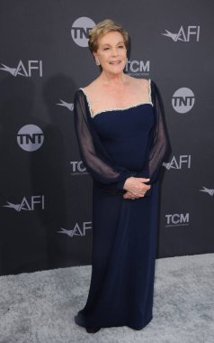 Julie Andrews, 9 Haziran 2022 'de ABD' nin Hollywood kentindeki Dolby Tiyatrosu 'nda düzenlenen 48. AFI Yaşam Boyu Başarı Ödülü' nde ödül aldı..