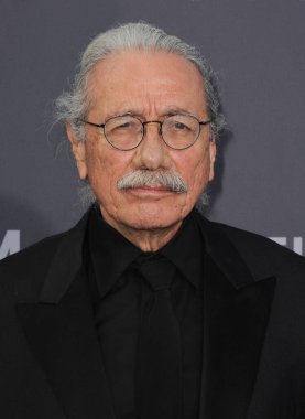 Edward James Olmos, 9 Haziran 2022 'de ABD' nin Hollywood kentindeki Dolby Tiyatrosu 'nda düzenlenen 48. AFI Yaşam Boyu Başarı Ödülünde Julie Andrews' u onurlandırdı..
