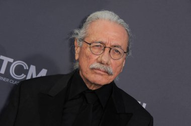 Edward James Olmos, 9 Haziran 2022 'de ABD' nin Hollywood kentindeki Dolby Tiyatrosu 'nda düzenlenen 48. AFI Yaşam Boyu Başarı Ödülünde Julie Andrews' u onurlandırdı..