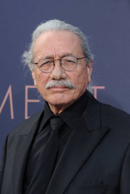 Edward James Olmos, 9 Haziran 2022 'de ABD' nin Hollywood kentindeki Dolby Tiyatrosu 'nda düzenlenen 48. AFI Yaşam Boyu Başarı Ödülünde Julie Andrews' u onurlandırdı..