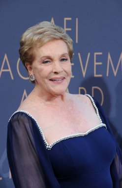 Julie Andrews, 9 Haziran 2022 'de ABD' nin Hollywood kentindeki Dolby Tiyatrosu 'nda düzenlenen 48. AFI Yaşam Boyu Başarı Ödülü' nde ödül aldı..