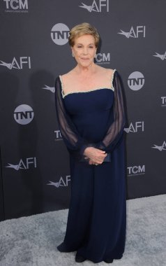 Julie Andrews, 9 Haziran 2022 'de ABD' nin Hollywood kentindeki Dolby Tiyatrosu 'nda düzenlenen 48. AFI Yaşam Boyu Başarı Ödülü' nde ödül aldı..