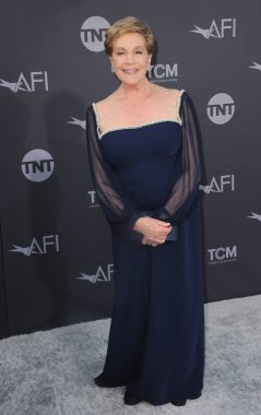 Julie Andrews, 9 Haziran 2022 'de ABD' nin Hollywood kentindeki Dolby Tiyatrosu 'nda düzenlenen 48. AFI Yaşam Boyu Başarı Ödülü' nde ödül aldı..
