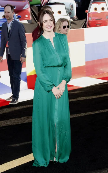 2011年6月18日 女演员艾米莉 莫蒂默出席了在洛杉矶El Capitan Theatre举行的洛杉矶 2号车 首映式 — 图库照片