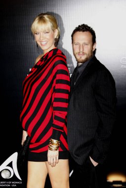 Jenna Elfman ve Bodhi Elfman, 22 Ekim 2009 'da ABD' nin Kaliforniya eyaletinin Beverly Hillsd kentindeki Rodeo Drive 'da düzenlenen 2009 Rodeo Drive Of Style Ödül Töreni' nde Monako Prensesi Grace 'i (Kelly) onurlandırdılar.. 