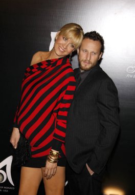 Jenna Elfman ve Bodhi Elfman, Monako ve Cartier Prensesi Grace Kelly onuruna 22 Ekim 2009 'da ABD' nin Beverly Hills kentinde düzenlenen Rodeo Drive of Style ödülünde.