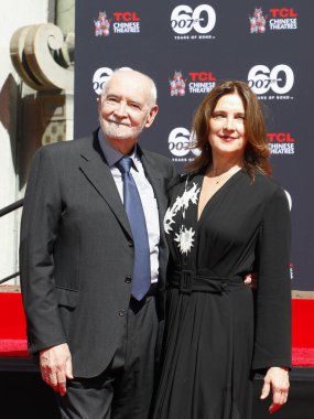 James Bond 60. yıl dönümü kutlaması. Yapımcılar Michael G. Wilson ve Barbara Broccoli, 21 Eylül 2022 'de ABD' nin Hollywood kentindeki TCL Çin Tiyatrosu 'nda el izlerini çimentoya bastılar..