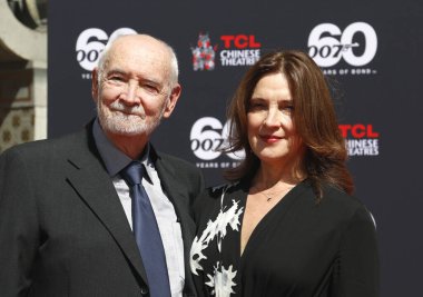 James Bond 60. yıl dönümü kutlaması. Yapımcılar Michael G. Wilson ve Barbara Broccoli, 21 Eylül 2022 'de ABD' nin Hollywood kentindeki TCL Çin Tiyatrosu 'nda el izlerini çimentoya bastılar..