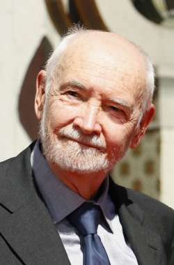James Bond 60. yıl dönümü kutlaması. Yapımcılar Michael G. Wilson ve Barbara Broccoli, 21 Eylül 2022 'de ABD' nin Hollywood kentindeki TCL Çin Tiyatrosu 'nda el izlerini çimentoya bastılar..