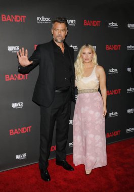 Elisha Cuthbert ve Josh Duhamel 21 Eylül 2022 'de ABD' nin Hollywood kentindeki Harmony Gold Theater 'da düzenlenen' Haydut 'un Los Angeles galasında.