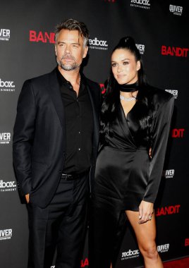 Josh Duhamel ve Audra Mari, 21 Eylül 2022 'de ABD' nin Hollywood kentindeki Harmony Gold Tiyatrosu 'nda düzenlenen' Haydut 'un Los Angeles galasında.