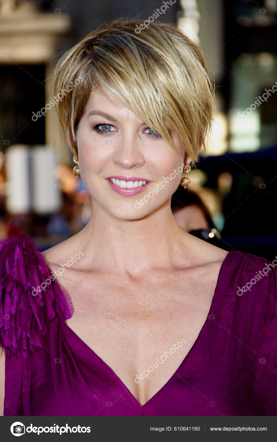 Actress Jenna Elfman Los Angeles Premiere Larry Crowne Held Grauman's