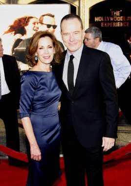 Robin Dearden ve Bryan Cranston, 27 Haziran 2011 'de ABD' nin Los Angeles şehrinde Grauman 'ın Çin Tiyatrosu' nda düzenlenen 