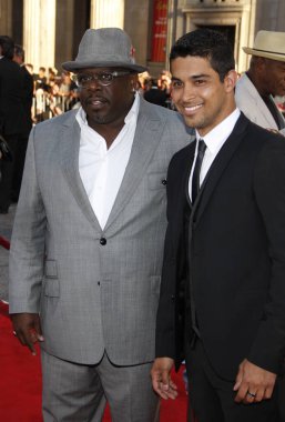 Cedric the Entertainer ve Wilmer Valderrama, 27 Haziran 2011 'de Los Angeles' taki Grauman 's Chinese Theater' da düzenlenen 
