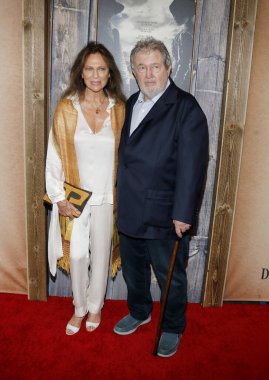Walter Hill ve Jacqueline Bisset, 28 Eylül 2022 'de ABD' nin Hollywood kentindeki DGA Tiyatrosu 'nda düzenlenen' Dead For A Dollar 'ın Los Angeles galasında.