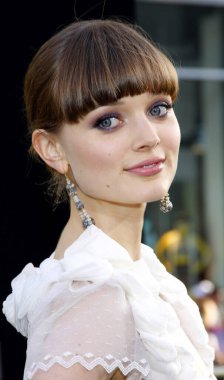 Aktris Bella Heathcote 'Dark Shadows' un Los Angeles 'taki galasında 7 Mayıs 2012' de Hollywood, ABD 'deki Grauman' s Chinese Theatre 'da yapıldı..