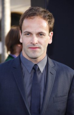 Aktör Jonny Lee Miller, 'Dark Shadows' un Los Angeles galasında 7 Mayıs 2012 'de Hollywood' daki Grauman 'ın Çin Tiyatrosu' nda gerçekleştirildi..