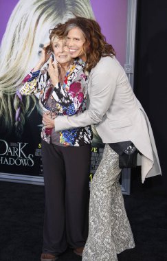 Steven Tyler ve Cloris Leachman, 7 Mayıs 2012 'de ABD' nin Hollywood şehrindeki Grauman 'ın Çin Tiyatrosu' nda düzenlenen Dark Shadows 'un Los Angeles galasında.