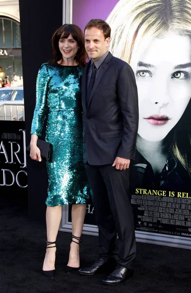 米歇尔 希克斯和琼尼 米勒出席了2012年5月7日在美国好莱坞格劳曼中国剧院举行的洛杉矶 黑暗阴影 首映式 — 图库照片