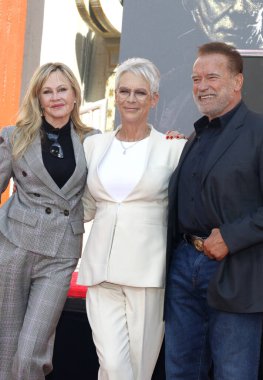 Melanie Griffith, Jamie Lee Curtis ve Arnold Schwarzenegger Jamie Lee Curtis 'in el ve ayak izi çimento seremonisinde 12 Ekim 2022' de Hollywood 'daki TCL Çin Tiyatrosu' nda düzenlendi..