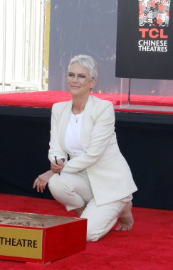 Jamie Lee Curtis, 12 Ekim 2022 'de Hollywood, ABD' deki TCL Çin Tiyatrosu 'nda düzenlenen çimento seremonisinde el ve ayak izlerini inceledi..