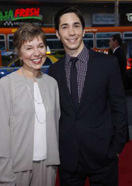 Justin Long ve annem, 23 Ağustos 2010 'da Amerika Birleşik Devletleri' nin Hollywood şehrindeki Grauman 's Chinese Theater' da düzenlenen 