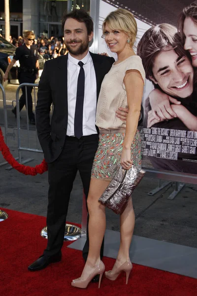 Mary Elizabeth Ellis Und Charlie Day Bei Der Premiere Von — Stockfoto