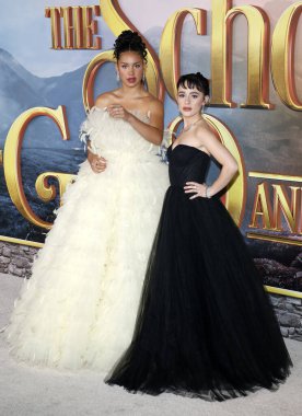 Sofia Wylie ve Sophia Anne Caruso 18 Ekim 2022 'de ABD' nin Hollywood kentindeki Regency Village Theatre 'da düzenlenen Netflix' in 