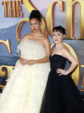 Aktrisler Sofia Wylie ve Sophia Anne Caruso Netflix 'in 18 Ekim 2022' de Hollywood 'daki Regency Village Theatre' da düzenlenen 