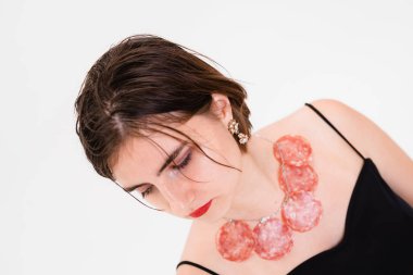 Kızda salam yakası var.