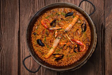 Köy tahtasında deniz ürünleri paella 'sı.