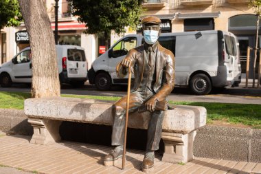 9 / 2 / 2022 TARRAA SPAIN Heykeli Yazan Josep Pau Virgilio Covid 19 salgını sırasında Rambla Nova 'da hijyenik bir maskeyle