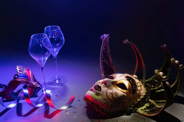 Máscaras Carnaval Venecianas Con Copas Champán Cintas Ambiente Oscuro —  Fotos de Stock